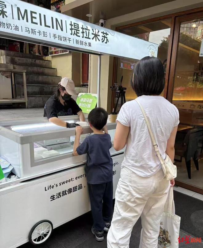 妈近况曝光！摆摊卖甜品想踏出重生第一步麻将胡了2游戏入口“重庆姐弟坠亡案”妈(图4)