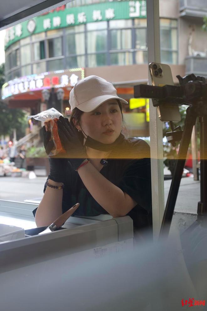 妈近况曝光！摆摊卖甜品想踏出重生第一步麻将胡了2游戏入口“重庆姐弟坠亡案”妈(图3)
